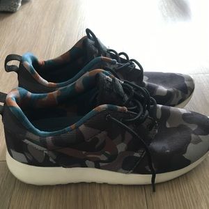 Nike Roshe Run Sneakers